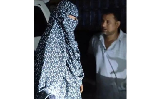 বোরকা-নেকাব পরে তেল নিতে গিয়ে জনতার হাতে ধরা যুবক